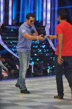 Salman Khan on the sets of Jhalak 6 in Mumbai on 27th Aug 2013 (106).JPG